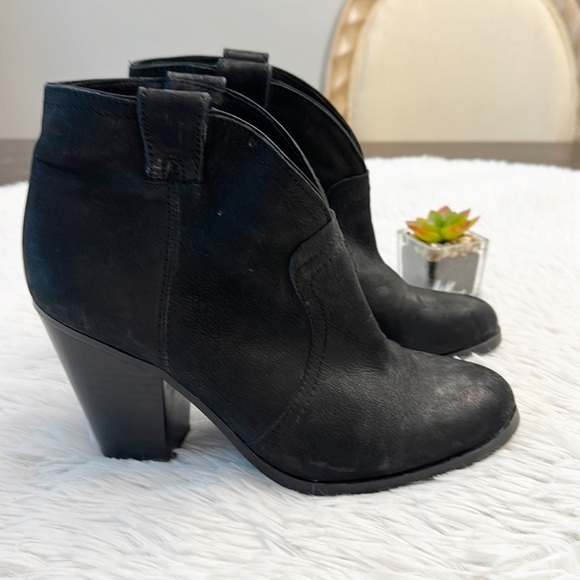 Vince Camuto Hillsy Black Leather Heel western pull on ankle bootie women’s 8.5 - Picture 2 of 9